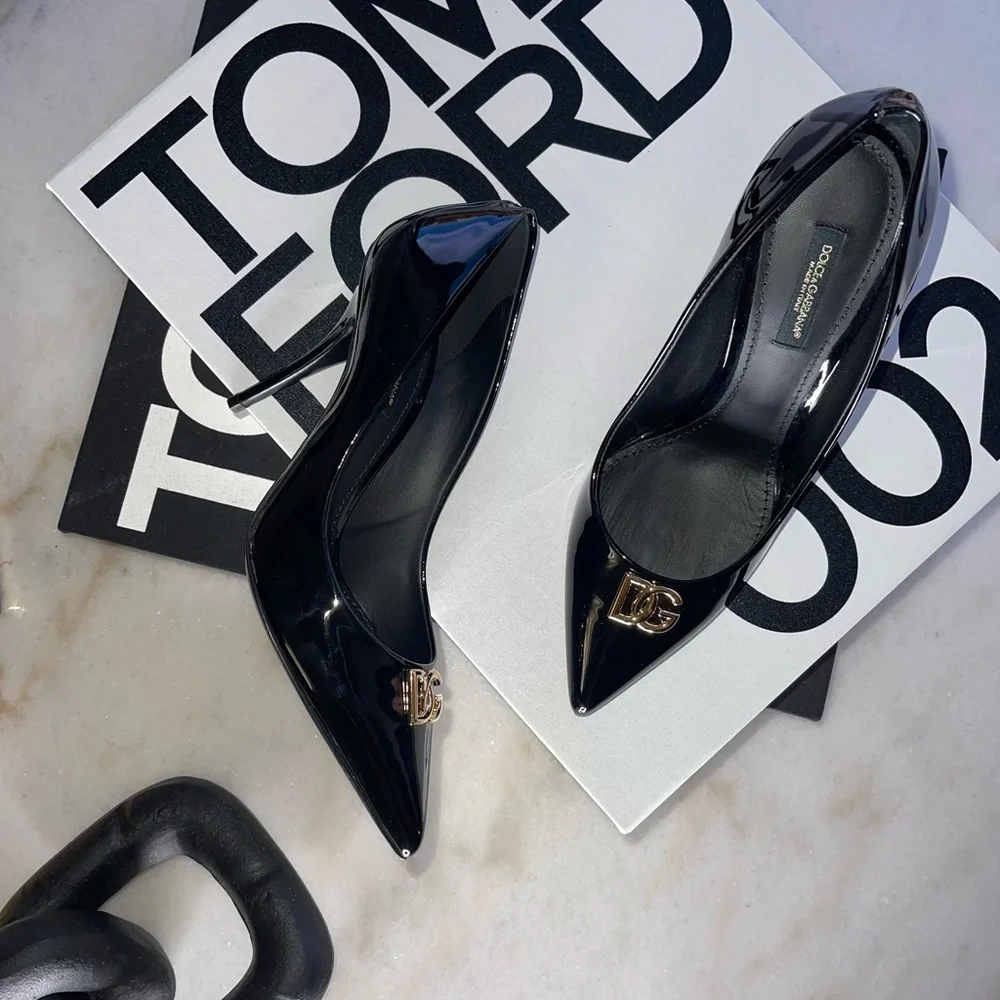 Dolce & Gabbana DG Plaque Pointed Toe Pump in Black Patent Leather New - Picture 3 of 11